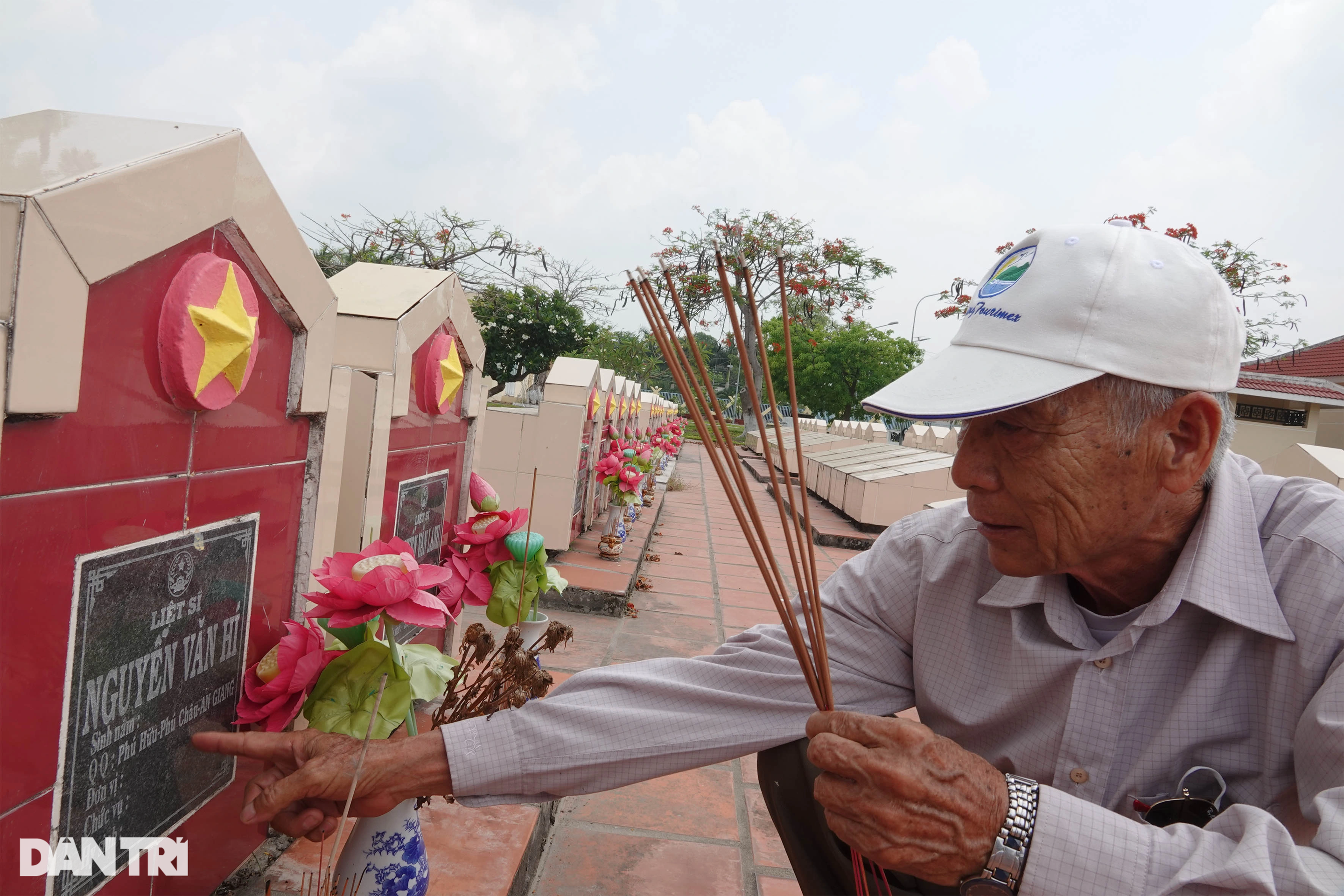 Người cựu binh già và 2 thập kỷ lặn lội đi tìm hài cốt đồng đội - 2 Người cựu binh già và 2 thập kỷ lặn lội đi tìm hài cốt đồng đội - 2