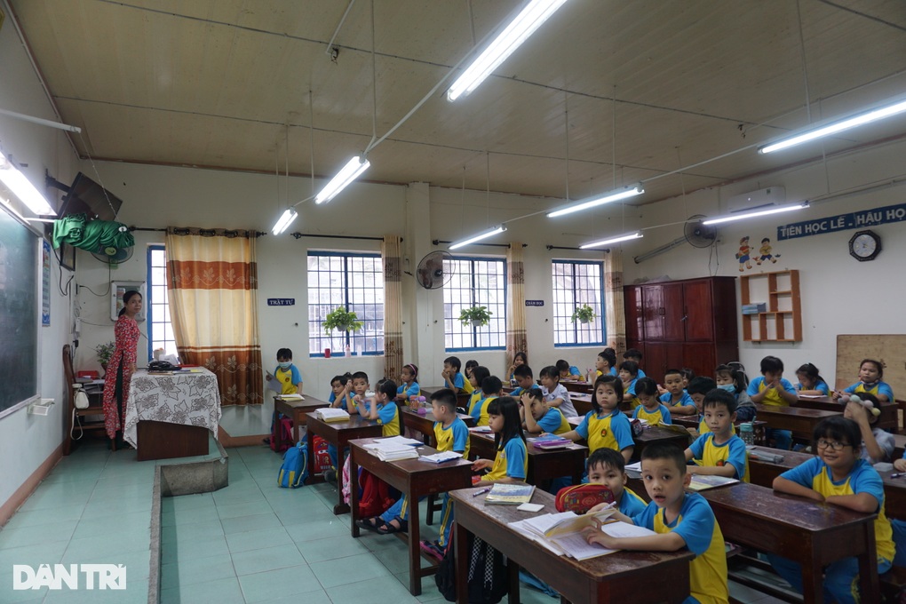 Đà Nẵng lo trường xuống cấp, nhiều bàn ghế có từ... thời bao cấp - 3 Đà Nẵng lo trường xuống cấp, nhiều bàn ghế có từ... thời bao cấp - 3