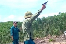 Dùng vật giống súng ngăn trồng rừng, trạm trưởng bị đánh gãy tay