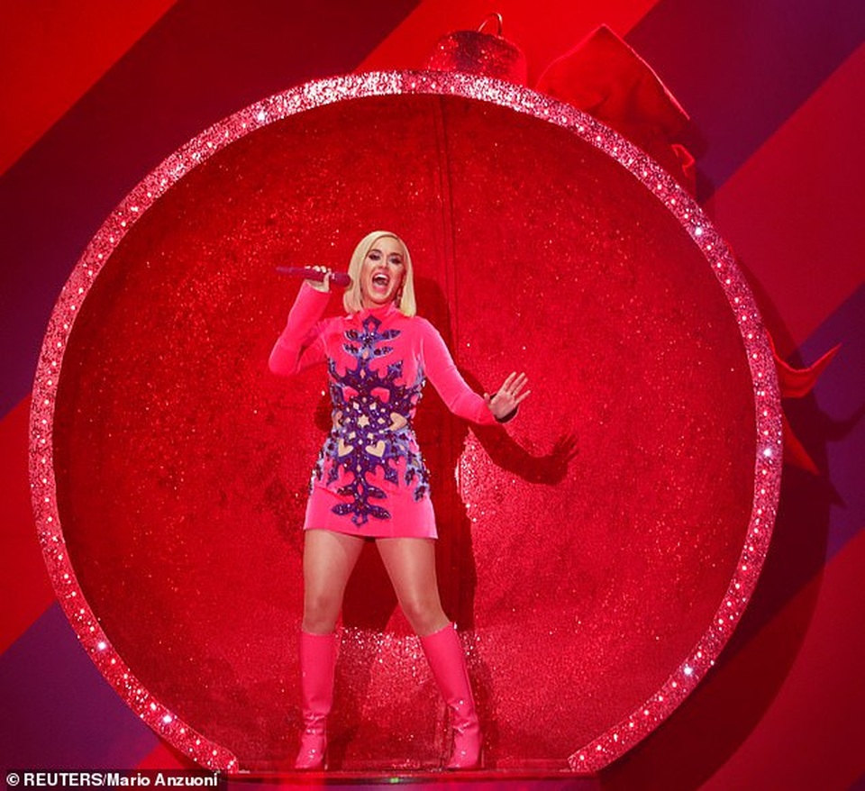 Katy Perry diện váy đỏ lấp ló ngực đầy - 8 Katy Perry diện váy đỏ lấp ló ngực đầy - 8