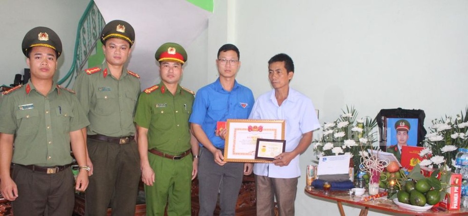 Tặng huy hiệu Tuổi trẻ dũng cảm với cảnh sát hy sinh khi chặn xe vi phạm - 1 Tặng huy hiệu Tuổi trẻ dũng cảm với cảnh sát hy sinh khi chặn xe vi phạm - 1