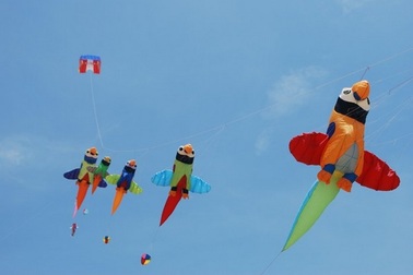 Độc đáo những cánh diều “khủng” trên bãi biển Cửa Đại