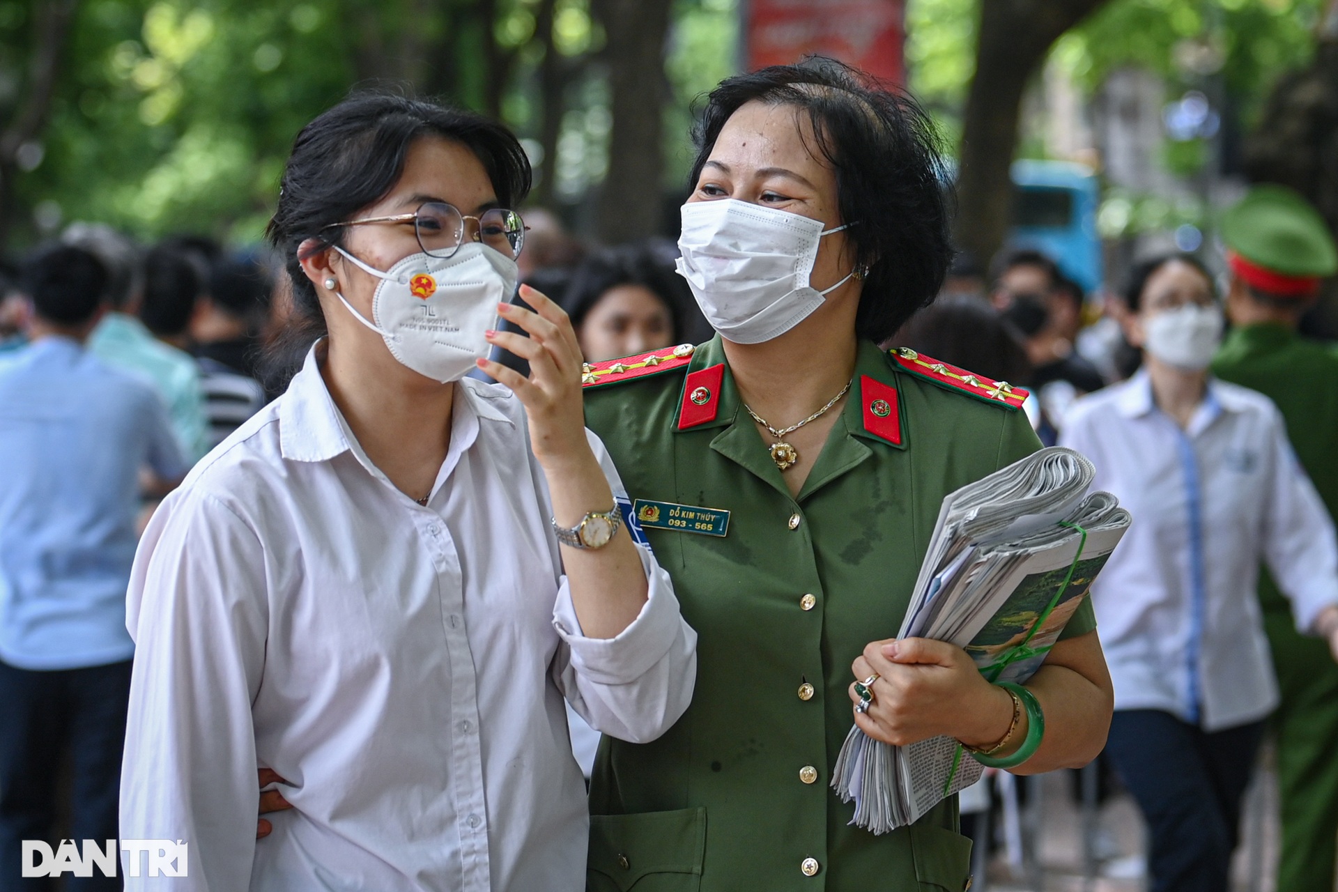Phụ huynh tay bắt mặt mừng, ôm chầm lấy con khi kết thúc thi môn Ngữ văn - 6 Phụ huynh tay bắt mặt mừng, ôm chầm lấy con khi kết thúc thi môn Ngữ văn - 6