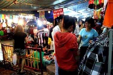 Nhọc nhằn SV bươn trải trong ánh đèn chợ đêm