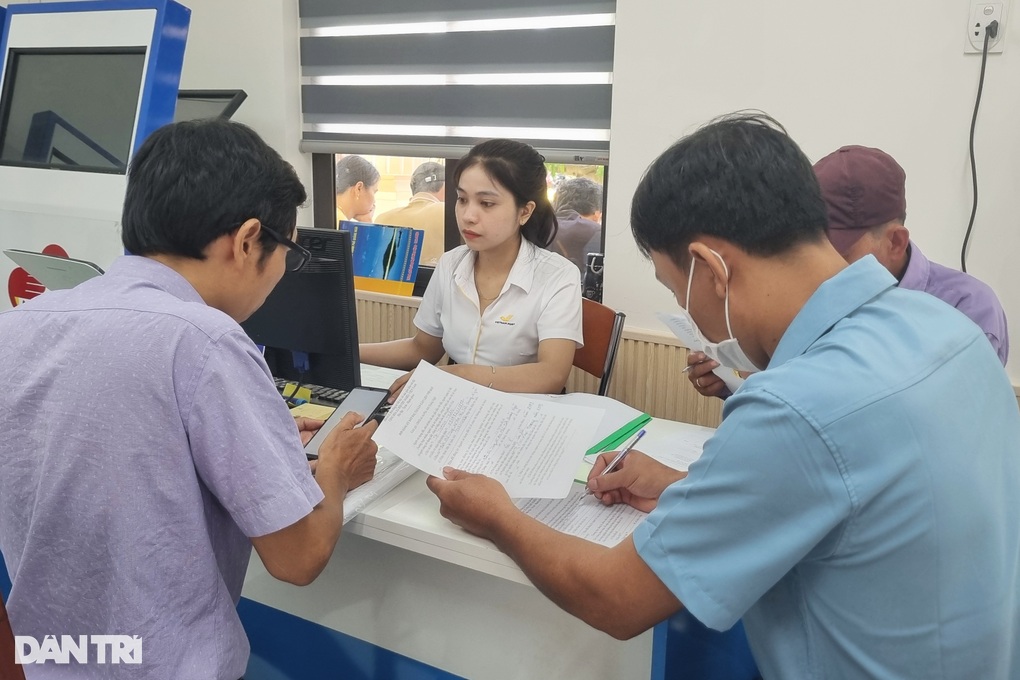 Nghe tin đồn thất thiệt, người dân đổ xô đi làm thủ tục đất đai - 2 Nghe tin đồn thất thiệt, người dân đổ xô đi làm thủ tục đất đai - 2