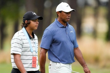 Con trai Tiger Woods bắt đầu con đường thi đấu golf chuyên nghiệp