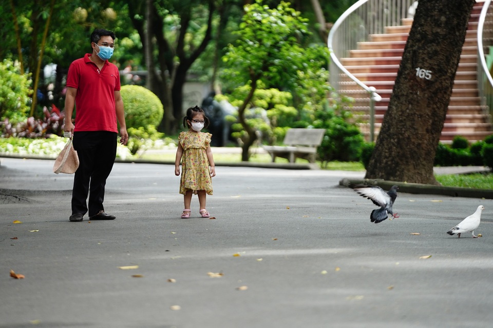 Người dân đồng loạt đeo khẩu trang trong ngày đầu xử phạt - 10