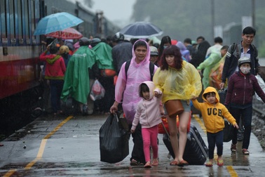 Ùn ùn "kéo nhau" đội mưa trở lại Sài Gòn