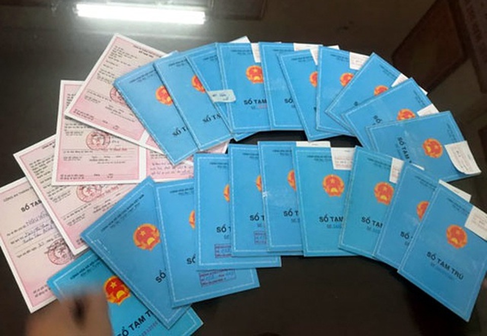 Hà Nội: Truy tố 5 bị can trong đường dây làm giả sổ tạm trú - 2 Hà Nội: Truy tố 5 bị can trong đường dây làm giả sổ tạm trú - 2