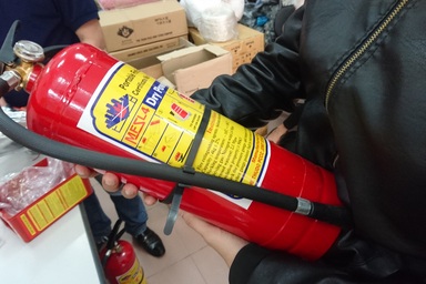 Mặt nạ phòng độc, bình cứu hỏa đắt hàng sau vụ cháy chung cư