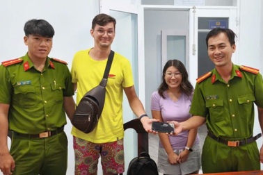 Cảnh sát Lâm Đồng đi 10km tìm điện thoại cho du khách Nga