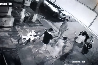 Nhóm côn đồ vác dao xông vào nhà đòi giết “khổ chủ”?
