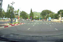 Cụ ông bất ngờ đi vào làn ngược chiều rồi lao vào ô tô hết sức khó hiểu