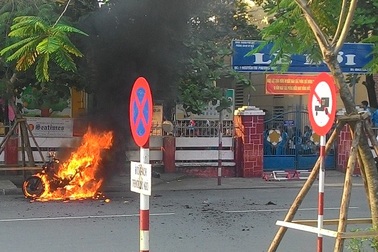 Đang chờ đón cháu, phát hoảng vì xe bốc cháy