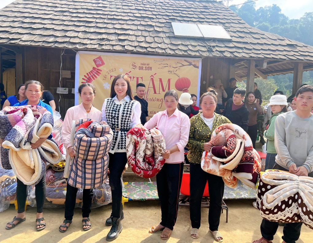 Á hậu Kathy Hương mang xuân ấm áp đến bản Mông biên giới - 3 Á hậu Kathy Hương mang xuân ấm áp đến bản Mông biên giới - 3