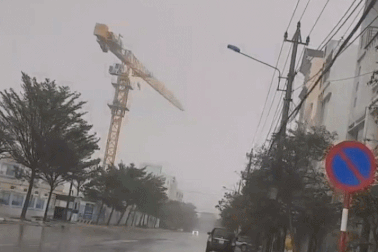 Bão số 6 chuyển hướng phức tạp, có dấu hiệu suy yếu trên vùng biển gần bờ