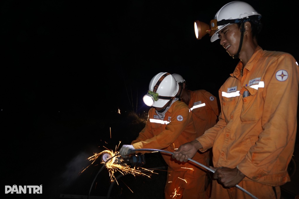 Người dân xếp hàng dài chờ 2 tiếng mua đá lạnh sau bão Kalmaegi - 3