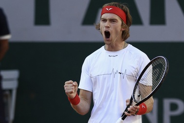 Tsitsipas, Rublev khởi đầu khó khăn ở Roland Garros 2023