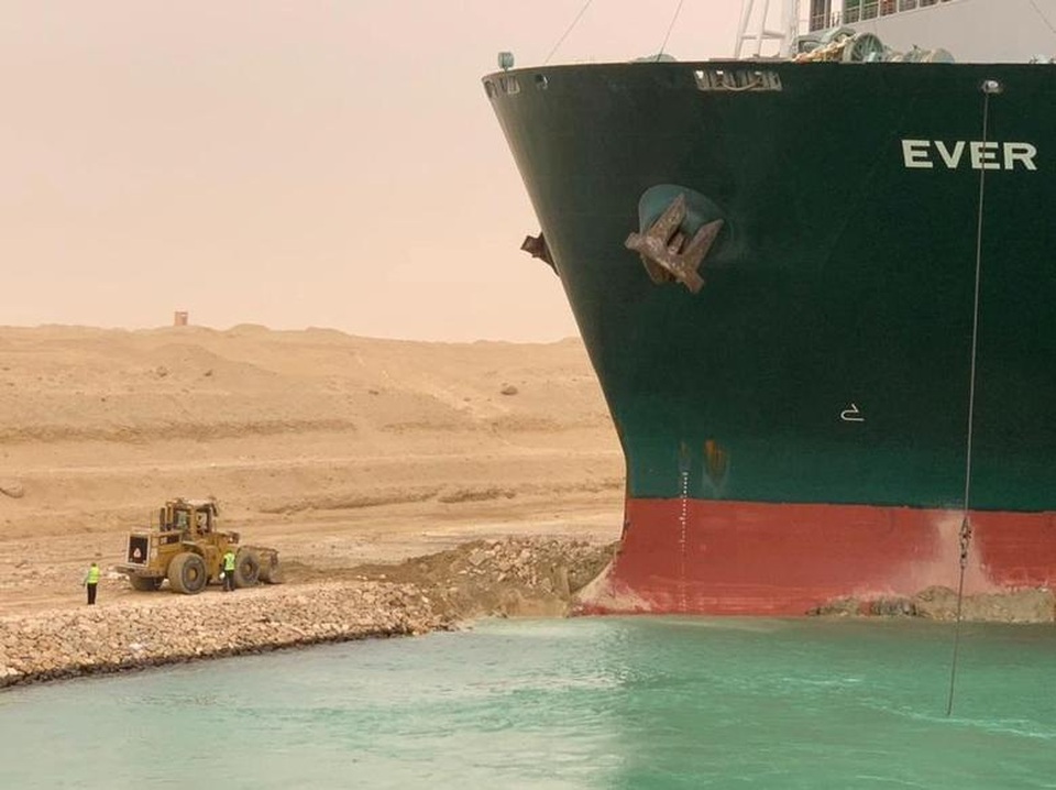 Cận cảnh cuộc giải cứu siêu tàu trên kênh Suez - 9 Cận cảnh cuộc giải cứu siêu tàu trên kênh Suez - 9
