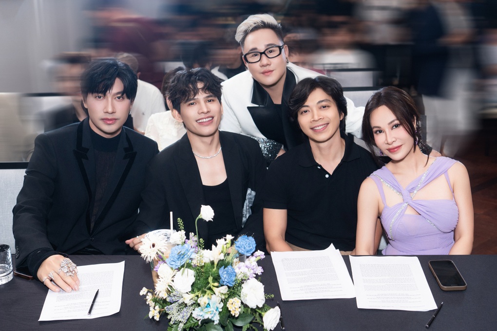 Uyên Linh ngưng nhận show 6 tháng, mời Hà Anh Tuấn vào liveshow 15 năm - 2 Uyên Linh ngưng nhận show 6 tháng, mời Hà Anh Tuấn vào liveshow 15 năm - 2