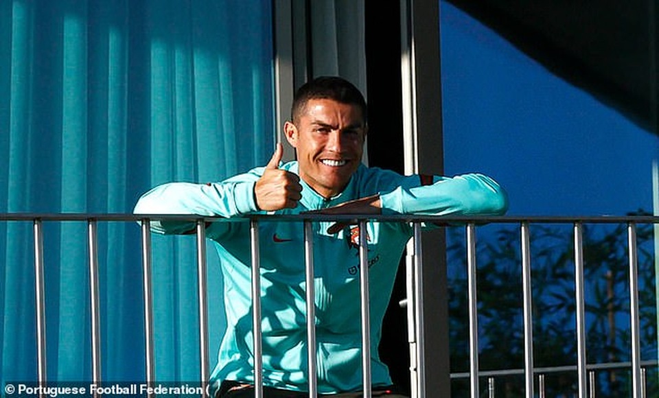 Ngồi cách ly trên ban công, C.Ronaldo vẫn nở nụ cười tươi rói - 2 Ngồi cách ly trên ban công, C.Ronaldo vẫn nở nụ cười tươi rói - 2