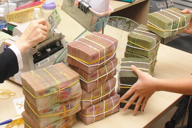 Hạ lãi suất, ngân hàng kêu “tụt huyết áp”