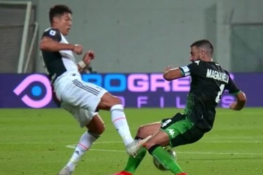 Vào bóng thô bạo, C.Ronaldo may mắn thoát thẻ đỏ