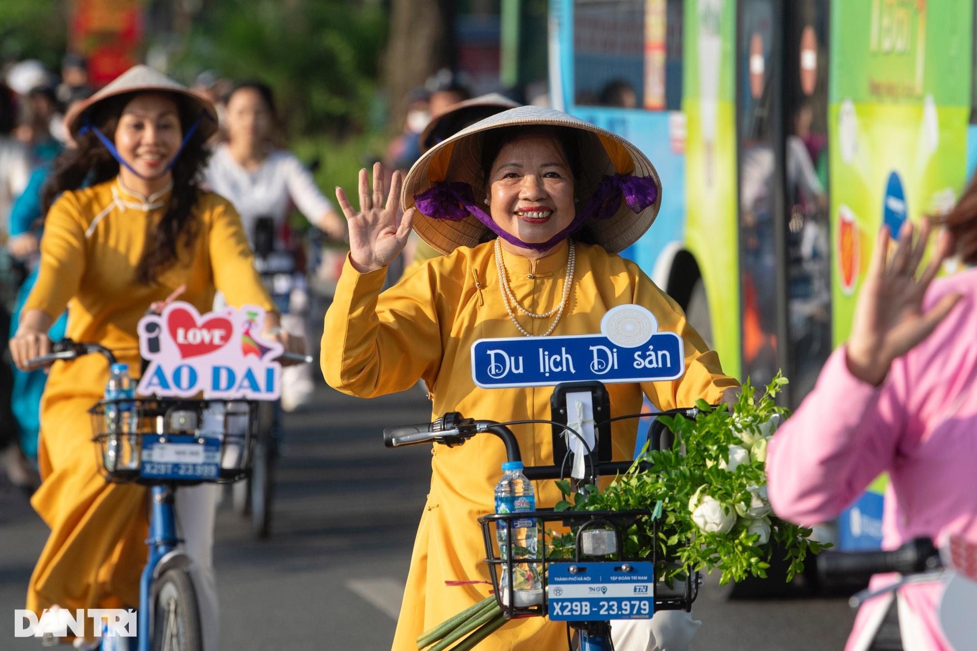 Hơn 100 người mặc áo dài, đạp xe diễu hành qua các di sản Hà Nội - 7