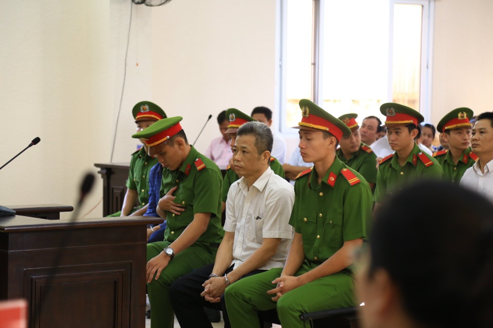 Nguyên Bí thư thị xã Bến Cát tiếp tục hầu tòa - 1 Nguyên Bí thư thị xã Bến Cát tiếp tục hầu tòa - 1