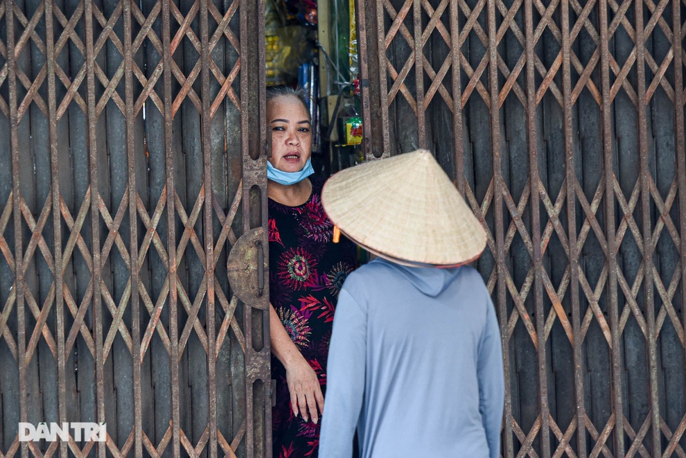 Cận rằm tháng 7: Phố Hàng Mã đìu hiu, vài tiểu thương vẫn hé cửa bán hàng - 8 Cận rằm tháng 7: Phố Hàng Mã đìu hiu, vài tiểu thương vẫn hé cửa bán hàng - 8