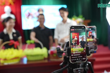Hà Nội: Về nơi cả làng học livestream, nghệ nhân U70 dùng AI quảng cáo