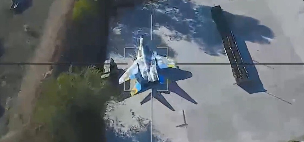 UAV tự sát Nga có thể đã phá hủy tiêm kích Ukraine trong căn cứ - 1 UAV tự sát Nga có thể đã phá hủy tiêm kích Ukraine trong căn cứ - 1