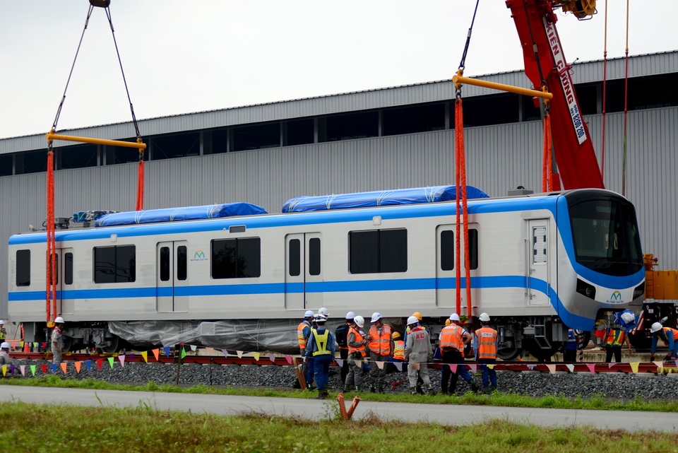 Lắp đặt toa tàu metro số 1 copy.jpg Lắp đặt toa tàu metro số 1 copy.jpg