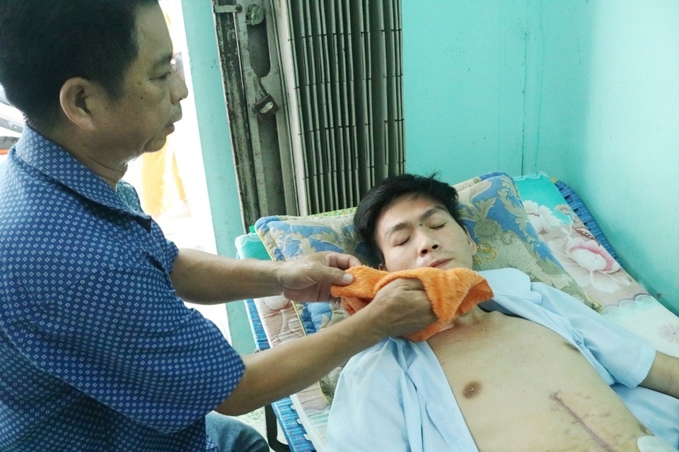 Chàng trai trẻ nghẹn ngào cầu mong nhà hảo tâm dang tay cứu giúp - 3 Chàng trai trẻ nghẹn ngào cầu mong nhà hảo tâm dang tay cứu giúp - 3