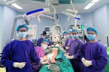 Sau 9 giờ phẫu thuật, bác sĩ giải cứu thiếu nữ khỏi khối u khổng lồ ở mặt