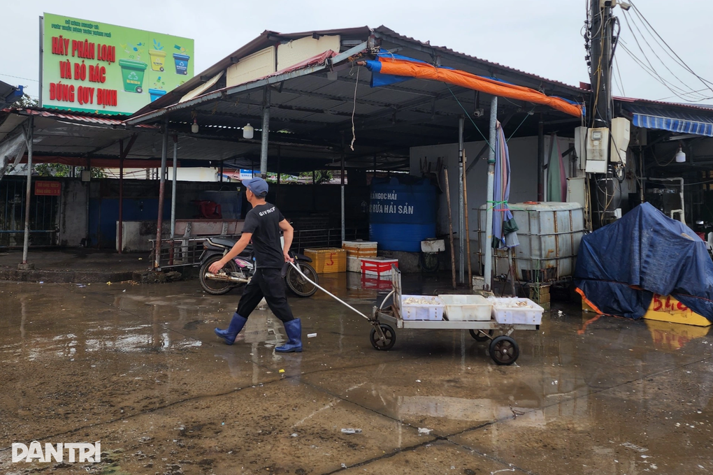 Hải Phòng ngớt mưa, hàng quán ven biển vẫn mở cửa đón khách - 2 Hải Phòng ngớt mưa, hàng quán ven biển vẫn mở cửa đón khách - 2