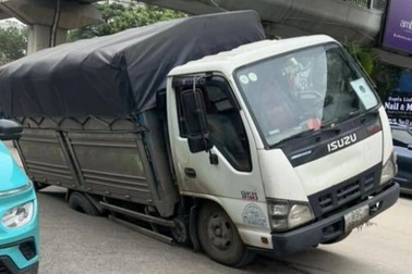Xe tải sụt hố trên đường Nguyễn Trãi, ai có trách nhiệm bồi thường?