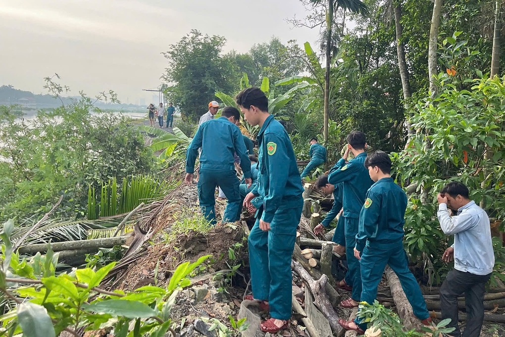 Sạt lở bờ đê ven sông ở TPHCM, lên phương án di dời 6 hộ dân - 2 Sạt lở bờ đê ven sông ở TPHCM, lên phương án di dời 6 hộ dân - 2