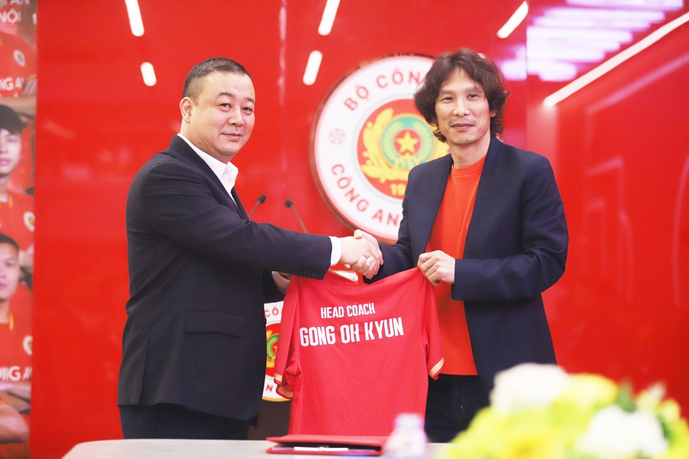 គ្រូបង្វឹក Gong Oh Kyun បង្ហាញមហិច្ឆតាដ៏អស្ចារ្យក្នុងថ្ងៃបង្ហាញខ្លួនដំបូងរបស់ក្លឹបប៉ូលិសហាណូយ - ១ HLV Gong Oh Kyun thể hiện tham vọng lớn ở ngày ra mắt CLB Công an Hà Nội - 1