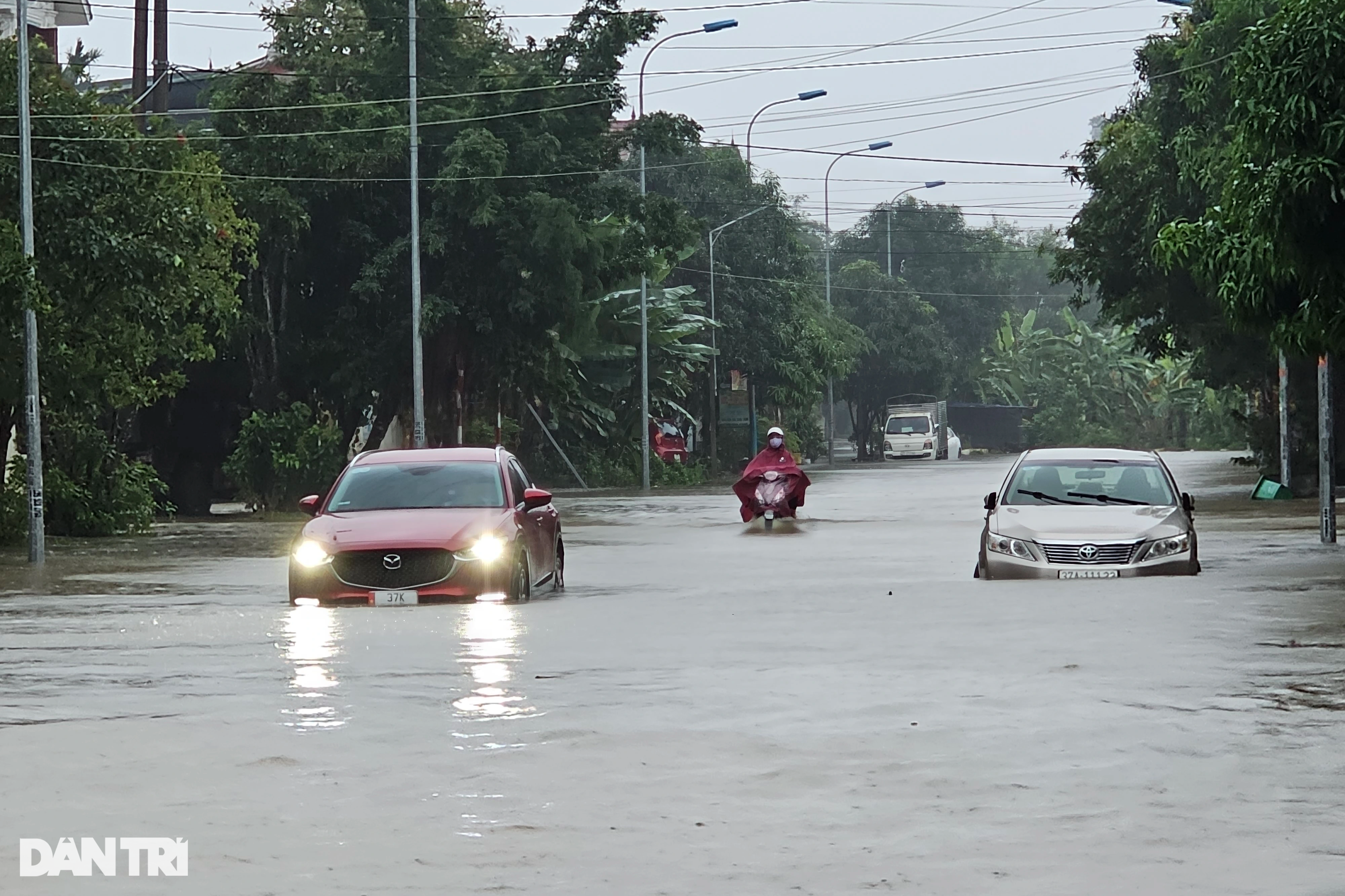 Ô tô bơi trên đường phố Vinh sau trận mưa lớn - 1