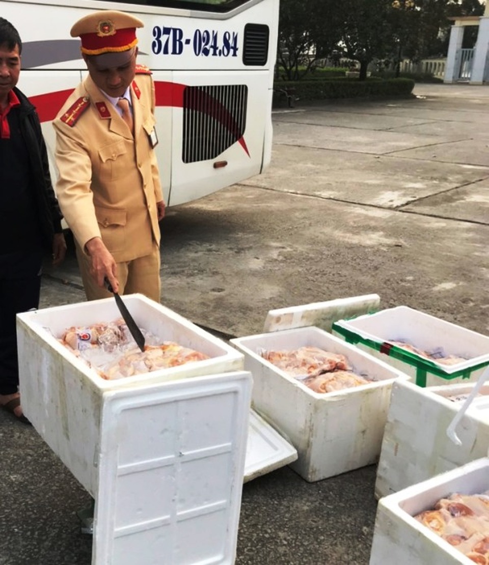 Phát hiện gần 3 tạ đùi gà không rõ nguồn gốc làm thượng đế trên xe khách - 1