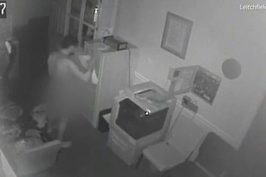 Xem camera giám sát, thấy trộm cởi trần làm điều kỳ quặc