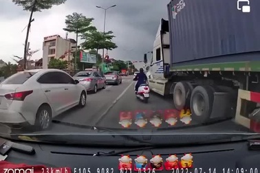 Rợn người tình huống "hung thần" container đánh võng để dằn mặt "nữ ninja"