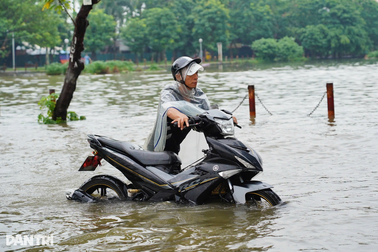 Vật lộn 2 tiếng đi làm, dân công sở bỗng nghe "ngập sâu, không đi được đâu"