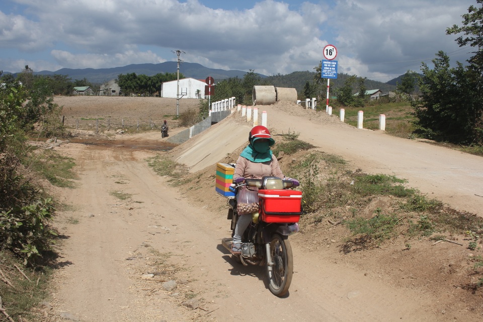 Gia Lai: Vì sao cống tiền tỷ xây xong, dân vẫn phải lội suối qua đường? - 3