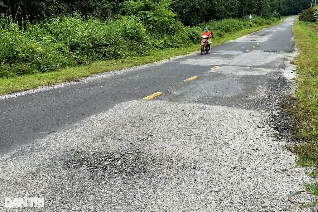 Quốc lộ dọc biên giới hư hỏng, vá víu chằng chịt - 2 Quốc lộ dọc biên giới hư hỏng, vá víu chằng chịt - 2