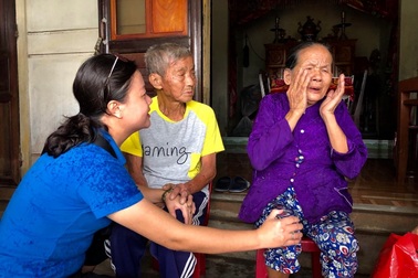 Novaland trực tiếp đến thăm hỏi người dân vùng lũ