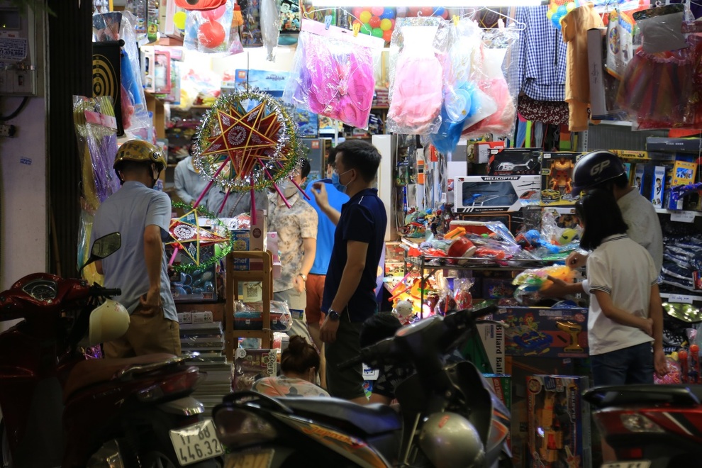 Trung thu có một không hai: Phụ huynh cho con rước đèn online - 1 Trung thu có một không hai: Phụ huynh cho con rước đèn online - 1