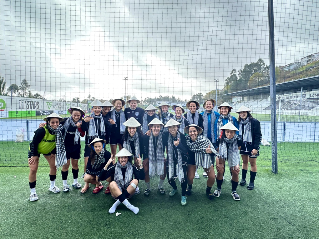 Huỳnh Như tặng quà đặc biệt cho đồng đội ở Lank FC - 1 Huỳnh Như tặng quà đặc biệt cho đồng đội ở Lank FC - 1