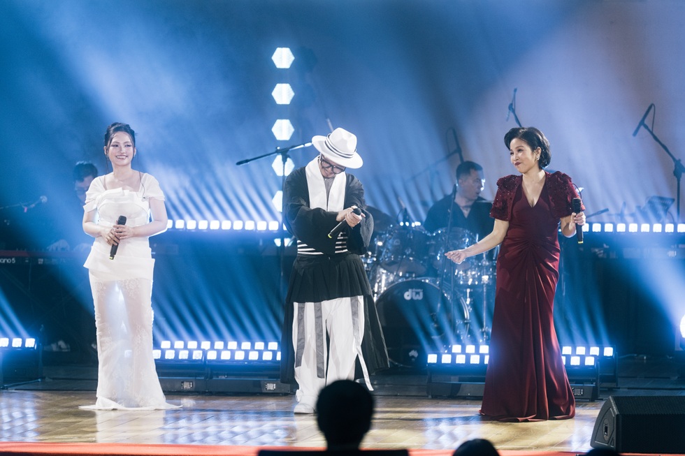 Xúc động đêm nhạc tri ân các y bác sĩ, ngành y tế tại TPHCM - 2 Xúc động đêm nhạc tri ân các y bác sĩ, ngành y tế tại TPHCM - 2